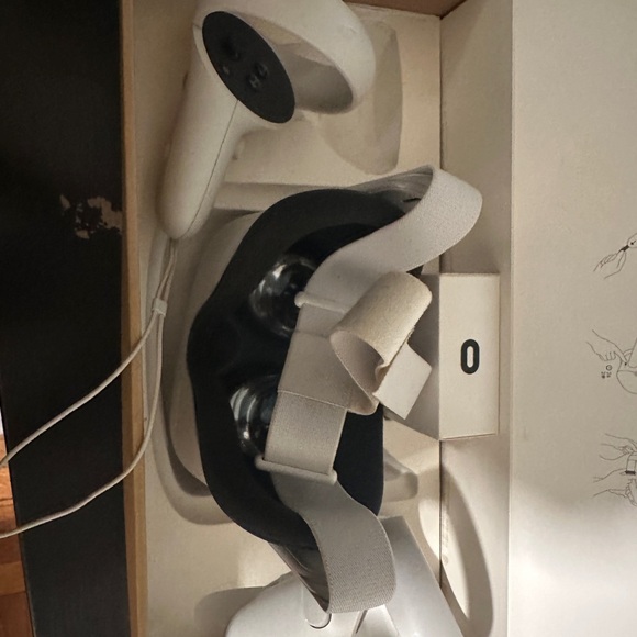 Oculus Quest 2 - Picture 3 of 3
